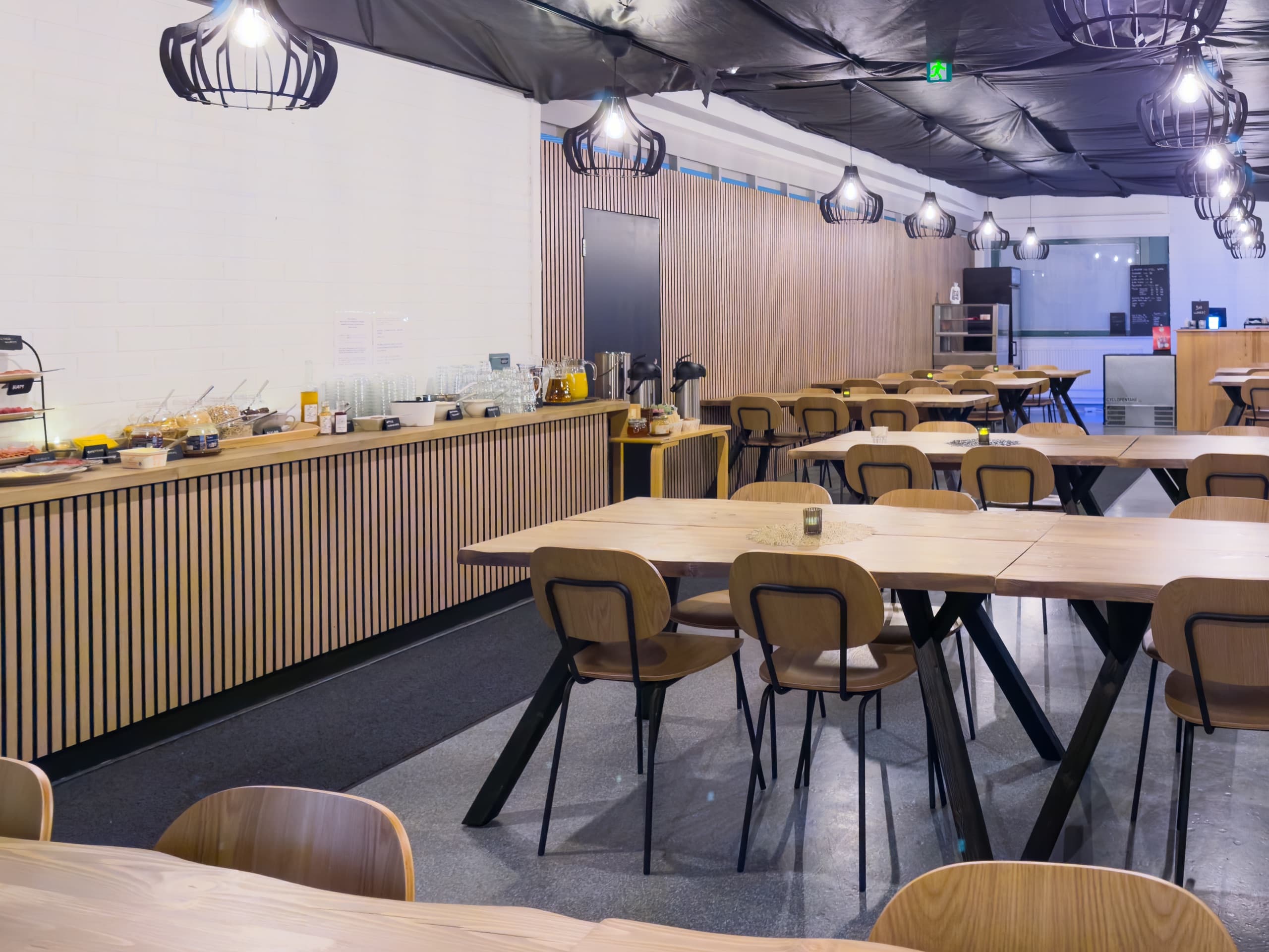 Salle à manger et ligne de service de l'Academy Hotel Kemijärvi