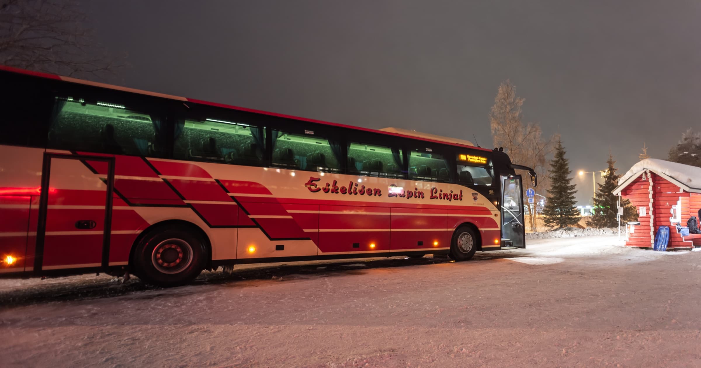 Bus à l'arrêt du Village du Père Noël à Rovaniemi par une nuit d'hiver